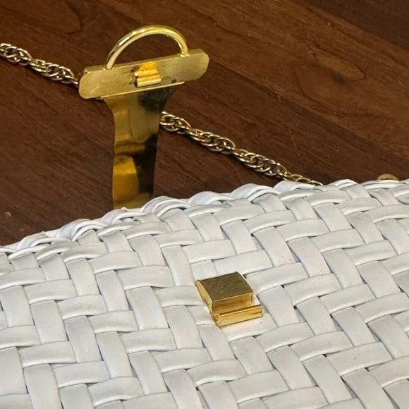 🌟HP🌟VTG 1970s Elegant Danieli White Woven Vinyl Wicker Bag Gold Accents Handbag - Picture 4 of 16